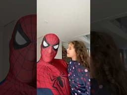 Homem-Aranha Invadiu a Cama da Bella! Será que ela Gostou?