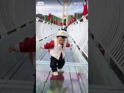 si kecil jalan di atas jembatan kaca #balita #bayilucu