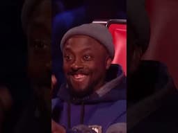 Cuando escuchas un tema en español en el extranjero #lavozglobal #shorts