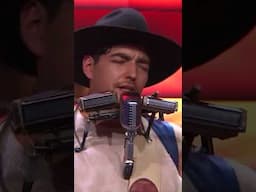 Un hombre orquesta quiere conquistar al público | Tonathiu #shorts