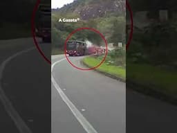 Imagens fortes: vídeo mostra o momento do grave acidente entre ônibus e caminhão na BR 101 #shorts
