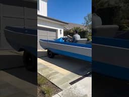 Un bateau qui roule sur la route