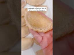 Empanadas rellenas con dulce de leche y mermelada de guayaba