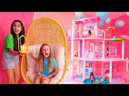 Nastya dan Evelyn berpura-pura memainkan tantangan Barbie - Koleksi video untuk anak-anak
