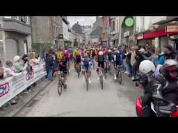 🔥 A large crowd cheers on the riders in the parade in Ciney!#FlecheWallonne