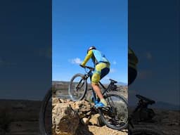 Subir escalón natural de piedra con mucha altura sin margen de error en ciclismo de montaña