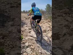 Ascenso y descenso de zona de piedras (rock garden) en ciclismo de montaña #ciclismo