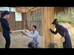 Thai bought a ring to confess to Mai but was rejected. Thuy saw it and pulled Thai to her side