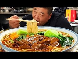 Monkey brother hasn't eaten hand-rolled noodles for a long time, so he made some braised noodles