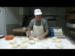 PADARIA TRADICIONAL LUIS COELHO A DAR FORMA AO PÃO QUE VAI COZER EM FORNO A LENHA