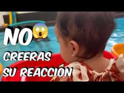NUESTRA BEBÉ DESCUBRE EL AGUA: Su primera clase de PISCINA | Paulis & Mauro