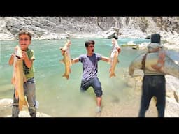 🎣 Giant fish caught in a raging river by a young nomadic man 🌊