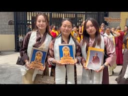 ༧གོང་ས་རྒྱལ་བ་རིན་པོ་ཆེ་མཆོག་ནས་རྒྱལ་ཁབ་ཕྱི་ནང་སོགས་ནས་ཕེབས་པའི་དད་ལྡན་ ༣༠༠ ལྷག་ཙམ་ལ་མཇལ་ཁ་སྩལ།