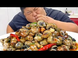 Monkey bought 10 catties of snails and fried them at home. The snail meat was chewy, spicy and tasty