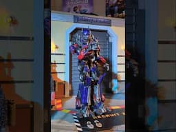 Bumblebee and Optimus Prime Transformers Meet and Greet | Universal Hollywood