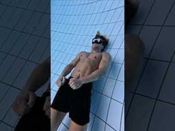 Bodybuilders really can't float #underwater #bodybuilder