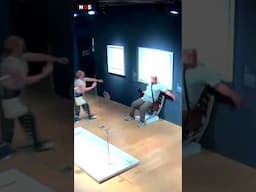 Toerist breekt peperduur kunstwerk