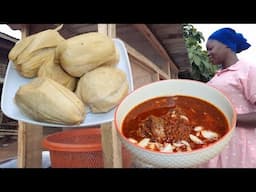STREET FOOD ALERT !! NIGERIAN MUM EATING GHANIAN LOCAL AFRICAN FOOD DELICACY - KENKAY DOKUNU RECIPE.
