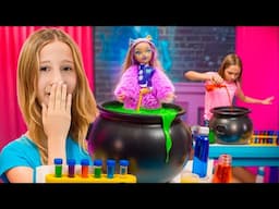 Nastya và các bạn giả vờ chơi ở trường Monster High