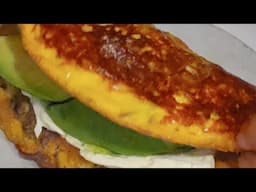 Quesadilla de queso, huevo y bistec de res deshebrado!