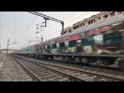 Sealdah-New Delhi Rajdhani Express Creating Dancing Track Sounds While Crossing Dankuni LC🔥