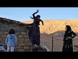 Construction of a shelter by two beautiful nomadic women
