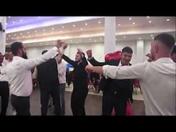 Düğün oyunu / Damat gelin arkadaşlarla dansı