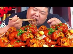 Monkey bought 10 jin of pig's trotters and cut them into large pieces for braised flavor.
