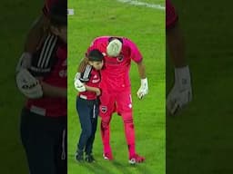 Niño aficionado de Newells invade la cancha para abrazar a Keylor Navas
