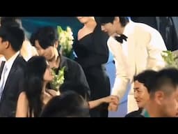 변우석 김혜윤 백상 마지막 순간 '손 맞잡은 장면' 포착... 심장 멎는 엔딩 byeon Woo Seok & Kim Hye Yoon at baeksang 2025