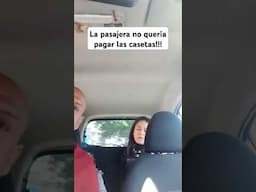 La pasajera no quería pagar las casetas!!
