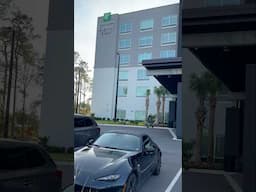 PEACH McINTYRE 🍑 STAYING AT HOLIDAY INN FOR FREE BREAKFAST CHEAP FAMILY VACATION 🤩😀🤩