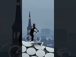 While the orchestra plays downstairs, Fabio is riding in top of the @ElbphilharmonieHamburg  🎼📝