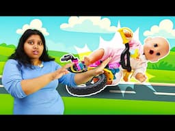 Baby Emily doll needs help! Barbie doll the doctor check if everything allright with her leg.