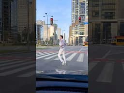 He did it again ! Best smooth dance on traffic lights