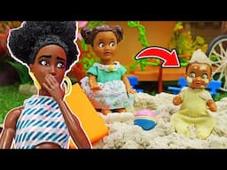 Le bébé de Barbie joue dans le bac à sable👶🪣