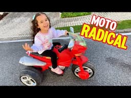 A MOTO VERMELHA DA PEQUENA BELLA