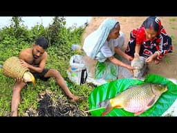 পুকুর থেকে বড় সাইজের পেটমোটা মাছ ধরে মায়ের হাতের রান্না খাওয়া | Village style fishing and cooking