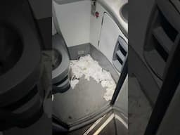 O Brasileiro não sabe usar a lixeira de um ônibus ￼#shorts