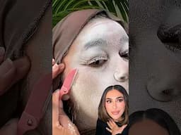 Face shaving using dry shampoo! 👀 Who else have tried this hack? 👇 @JuJuGhaz #hudabeauty