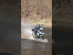 Moto ¿de agua? 😎 La BMW R 1250 GS ¡puede con todo!💪 Gracias 🎥 chan_ju_jeong (IG) #MakeLifeARide