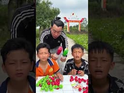 Cậu bé tốt bụng trả lại kẹo dẻo dâu tây #shorts