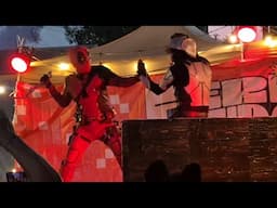 Deadpool contra los agentes de la TVA en la Feria Random 2025