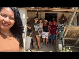 FAMÍLIA MORA EM UM DEPÓSITO DE EQUIPAMENTOS