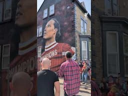 Van Dijk sees his mural 🎨 😍