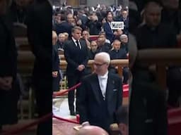 Emmanuel et Brigitte Macron se recueillent devant la dépouille du pape François