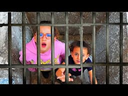 IL LES EMPRISONNE dans un TROU ! 😨