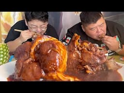 Monkey Brother made two big pork elbows with soy sauce, which were rich in fragrance, soft and tasty