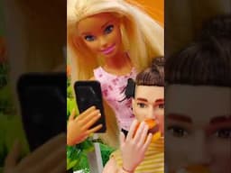 Il regalo di Ken a Barbie non va come previsto! 🎁😅 #barbieeken #bambolebarbie #giochiconbambole