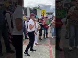 Estadounidenses se manifiestan contra el gobierno de Donald Trump frente a la embajada en San José